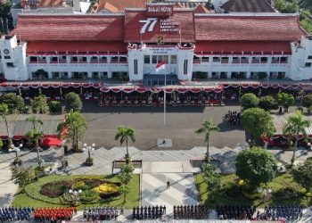 Suasana upacara HUT Kemerdekaan RI ke-77 di Balai Kota Surabaya.