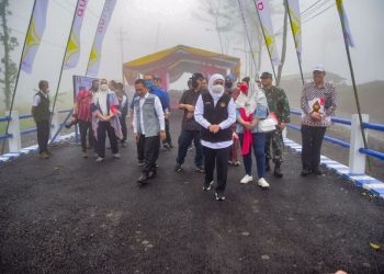 Gubernur Jawa Timur Khofifah Indar Parawansa, meresmikan Jembatan Kajar Kuning, di Desa Sumberwuluh, Kecamatan Candipuro, Kabupaten Lumajang.