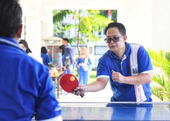 Sekretaris Daerah Provinsi Jawa Timur (Sekdaprov Jatim) Adhy Karyono tenis meja di halaman kantor Setda Jatim.