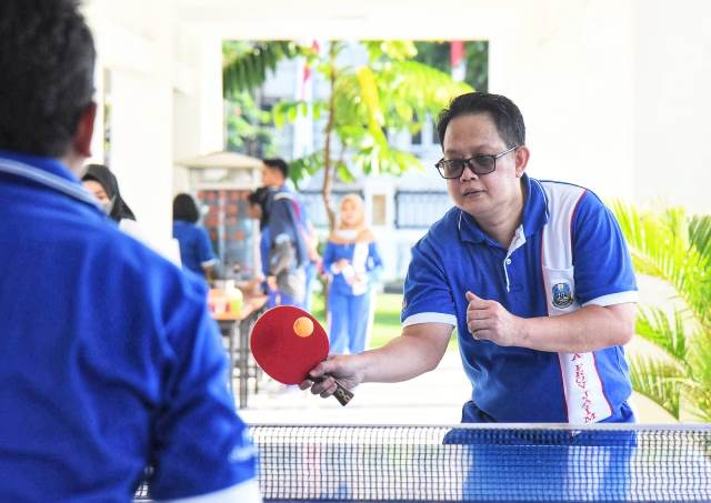Sekretaris Daerah Provinsi Jawa Timur (Sekdaprov Jatim) Adhy Karyono tenis meja di halaman kantor Setda Jatim.