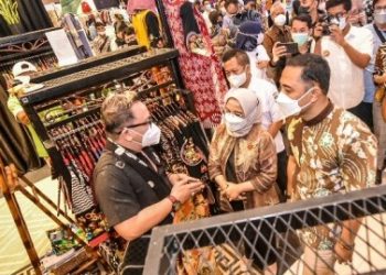 Wali Kota Surabaya Eri Cahyadi beserta istri saat di Surabaya Great Expo (SGE) di Exhibition Hall Grand City Surabaya.
