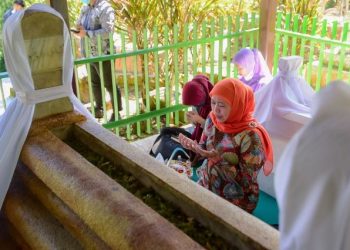 Gubernur Jawa Timur Khofifah Indar Parawansa ziarah di sela kunjungannya dalam misi dagang Jatim dengan Sulawesi Utara.