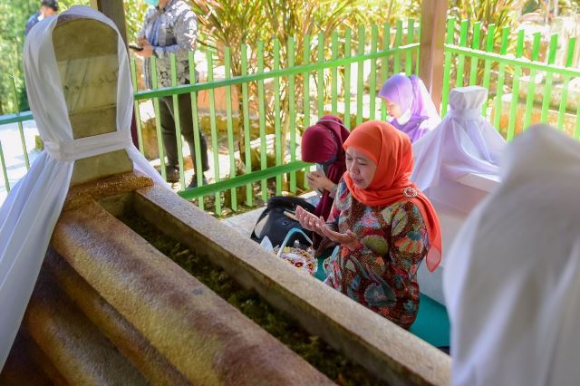 Gubernur Jawa Timur Khofifah Indar Parawansa ziarah di sela kunjungannya dalam misi dagang Jatim dengan Sulawesi Utara.
