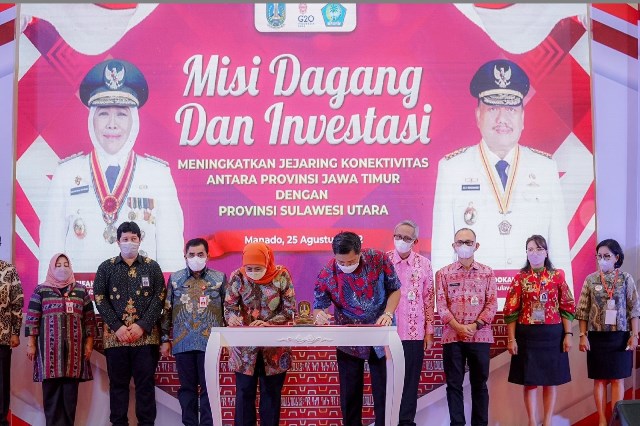 Penandatangan Nota Kesepahaman (MoU) yang dilakukan oleh beberap OPD Pemprov Jatim, BUMD Jatim, dan organisasi pengusaha di Jatim dengan Provinsi Sulawesi Utara.