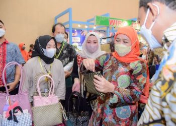 Gubernur Jawa Timur Khofifah Indar Parawansa dalam gelaran Misi Dagang dan Investasi antara Jawa Timur dan Sulawesi Utara di Sintesa Peninsula Hotel.