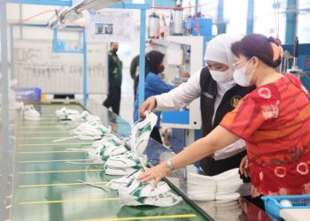 Gubernur Jawa Timur Khofifah Indar Parawansa melihat sepatu yang produksi PT
Dwi Prima Sentosa (DPS) Kabupaten Madiun.