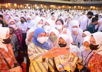 Gubernur Jawa Timur Khofifah Indar Parawansa melayani swafoto dengan mahasiswa baru Unair, di Airlangga Convention Center Unair.