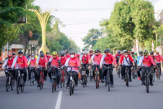 Gubernur Jawa Timur Khofifah Indar Parawansa dalam Gowes Kemerdekaan RI se-Madiun Raya.