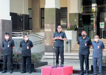 Sekretaris Daerah Provinsi Jawa Timur Adhy Karyono saat menjadi pembina apel di halaman Setdaprov Jatim.