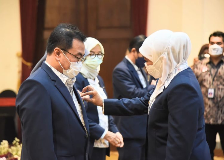 Gubernur Jawa Timur Khofifah Indar Parawansa dalam pengukuhkan pengurus YKI cabang koordinator Jatim masa bakti tahun 2022-2027 di Gedung Negara Grahadi.