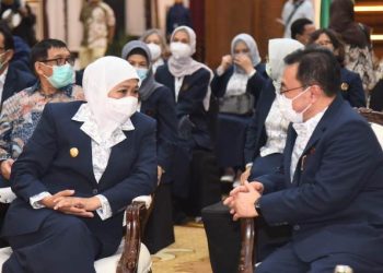 Gubernur Jawa Timur Khofifah Indar Parawansa di sela pengurus YKI cabang koordinator Jatim masa bakti tahun 2022-2027 di Gedung Negara Grahadi.