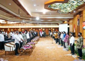 Pengucapan ikrar kesetiaan Negara Kesatuan Republik Indonesia (NKRI) dan Pancasila serta pencabutan baiat anggota Jamaah Islamiyah (JI) dari 15 warga Jawa Timur di kantor gubernur Jawa Timur.