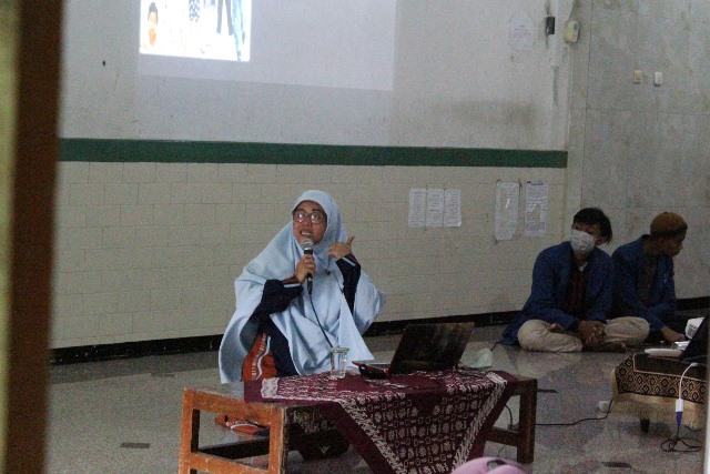 Wida Almaidah saat menyampaikan materi terkait pentingnya pemantauan penggunaan gadget pada anak dalam program KKN Abmas ITS bersama PAUD-TK As-Sholihin