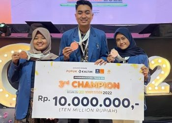 (dari kiri) Annisa Ramadhani, Reyhan Hamdan Ibda'u Atma, dan Anisa Luthfitah Amalia dari Tim Macario ITS.