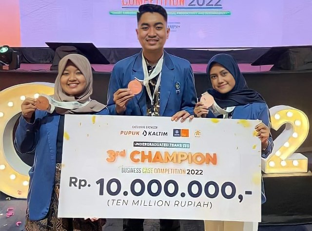 (dari kiri) Annisa Ramadhani, Reyhan Hamdan Ibda'u Atma, dan Anisa Luthfitah Amalia dari Tim Macario ITS.