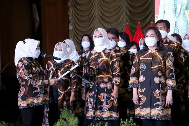 Pelantikan pengurus Dewan Kerajinan Nasional Daerah (Dekranasda) Kota Surabaya masa bakti 2021-2024.