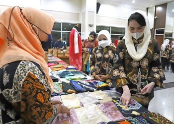 Ketua Dekranasda Jawa Timur Arumi Bachsin bersama Ketua Dekranasda Surabaya Rini Indriyani melihat produk UMKM di sela pelantikan pengurus Dekranasda Surabaya masa bakti 2021-2024.