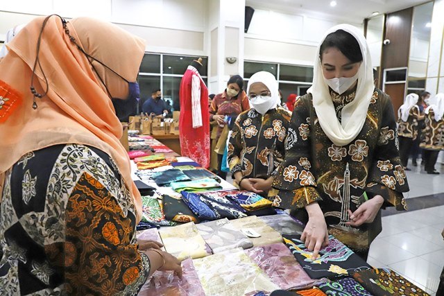 Ketua Dekranasda Jawa Timur Arumi Bachsin bersama Ketua Dekranasda Surabaya Rini Indriyani melihat produk UMKM di sela pelantikan pengurus Dekranasda Surabaya masa bakti 2021-2024.