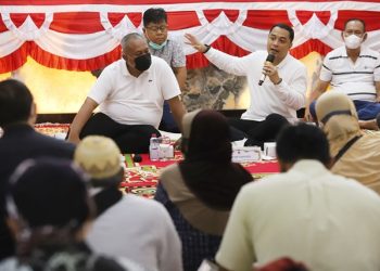 Wali Kota Surabaya Eri Cahyadi dalam kegiatan 'Sambat Nang Cak Eri' di Lobby Balai Kota Surabaya.