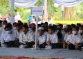 Para anak yatim piatu di halaman dalam doa bersama di Balai Kota Surabaya.