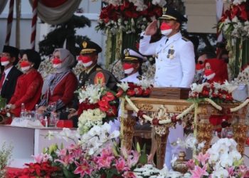 Wali Kota Surabaya Eri Cahyadi saat menjadi inspektur upacara HUT kemerdekaan RI ke-77 di Balai Kota Surabaya.