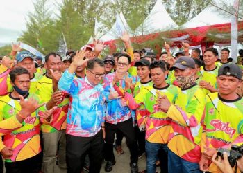 Sekdaprov Jatim Adhy Karyono menghadiri festival di Pantai Manggar, Balikpapan, Kalimantan Timur.