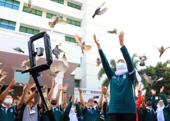 Pelepasan 77 burung merpati sebagai tanda peluncuran logo dan Kick Off rangkaian kegiatan peringatan Hari Jadi ke-77 Provinsi Jatim.