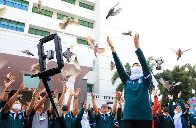 Pelepasan 77 burung merpati sebagai tanda peluncuran logo dan Kick Off rangkaian kegiatan peringatan Hari Jadi ke-77 Provinsi Jatim.