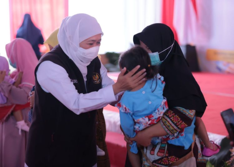 Gubernur Jawa Timur Khofifah Indar Parawansa dalam penyaluran program perlindungan sosial kepada masyarakat terdampak inflasi dan kenaikan BBM di Kabupaten Jember.