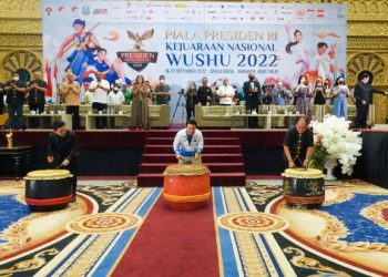 Wakil Gubernur Jatim Emil Elestianto Dardak menabuh genderang sebagai tanda dimulainya Kejurnas Wushu Piala Presiden tahun 2022.