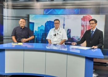 Direktur Utama PD Pasar Surya Agus Priyo (kiri) dan anggota Komisi B DPRD Surabaya John Thamrun  (tengah) dalam Dialog Titik Tengah di Metro TV Jatim.