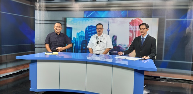 Direktur Utama PD Pasar Surya Agus Priyo (kiri) dan anggota Komisi B DPRD Surabaya John Thamrun (tengah) dalam Dialog Titik Tengah di Metro TV Jatim.