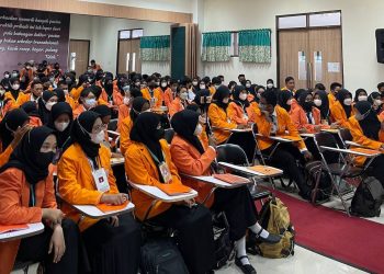 Pelaksanaan Masa Pengenalan Kehidupan Kampus Bagi Mahasiswa Baru (PKKBM) di Universitas Anwar Medika (UAM) Sidoarjo.