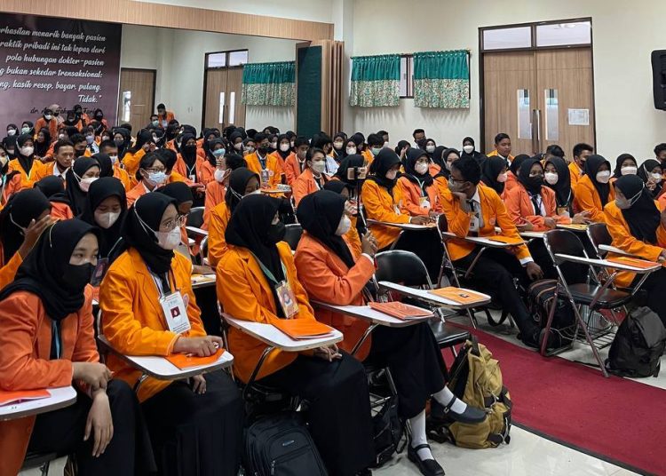 Pelaksanaan Masa Pengenalan Kehidupan Kampus Bagi Mahasiswa Baru (PKKBM) di Universitas Anwar Medika (UAM) Sidoarjo.