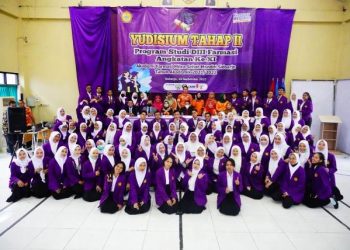 Foto bersama para mahasiswa Akademi Farmasi Mitra Sehat Mandiri Sidoarjo Program Studi (Prodi) D3 Farmasi yang mengikuti yudisium.
