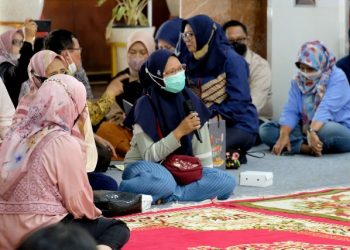 Salah satu warga mengadukan persoalannya di program ‘Sambat Nang Cak Eri’ di Balai Kota Surabaya.