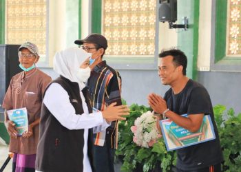 Gubernur Jatim Khofifah Indar Parawansa menyerahkan secara simbolis program perlindungan sosial penanganan dampak inflasi dan kenaikan Bahan Bakar Minyak (BBM)  di Pondok Pesantren Tarbiyatut Tholabah, Desa Kranji, Kecamatan Paciran, Lamongan.
