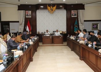 Suasana audiensi pengurus Himpunan Pengusaha Muda Indonesia (Hipmi) serta Kamar Dagang dan Industri Indonesia (Kadin) dengan Wali Kota Surabaya Eri Cahyadi.