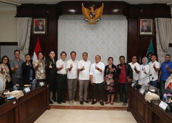 Pengurus Himpunan Pengusaha Muda Indonesia (Hipmi), Kamar Dagang dan Industri (Kadin) dan Komunal Indonesia fintech saat beraudiensi dengan Wali Kota Surabaya, Eri Cahyadi.