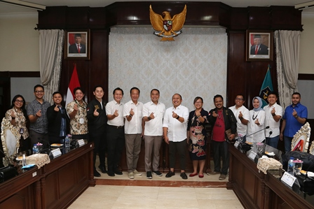 Pengurus Himpunan Pengusaha Muda Indonesia (Hipmi), Kamar Dagang dan Industri (Kadin) dan Komunal Indonesia fintech saat beraudiensi dengan Wali Kota Surabaya, Eri Cahyadi.