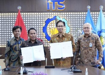 Bupati Sumbawa Barat Musyafirin (dua dari kiri) bersama Rektor ITS Mochamad Ashari (dua dari kanan) menunjukkan naskah MoU usai ditandatangani.