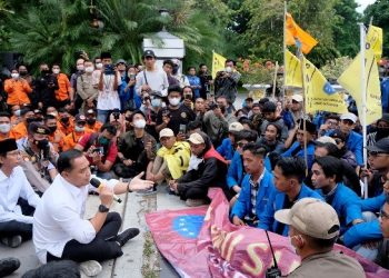 Wali Kota Surabaya Eri Cahyadi bersama Ketua DPRD Surabaya Adi Sutarwijono menemui para demonstran dengan duduk lesehan bersama di pintu masuk sisi selatan halaman Balai Kota Surabaya.
