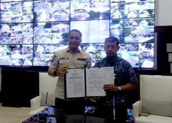 Wali Kota Surabaya Eri Cahyadi dengan Kepala Kanwil Ditjen Perbendaharaan Jatim Taukhid menunjukkan MoU tentang pemanfaatan bersama data dan informasi serta penguatan koordinasi implementasi kebijakan fiskal pemerintah dalam kerangka hubungan keuangan pemerintah pusat dan daerah di wilayah Surabaya.