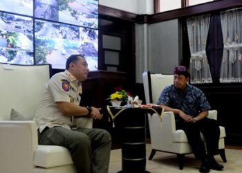 Wali Kota Surabaya Eri Cahyadi saat bertemu dengan Kepala Kanwil Ditjen Perbendaharaan Jatim Taukhid di ruang kerja wali kota.