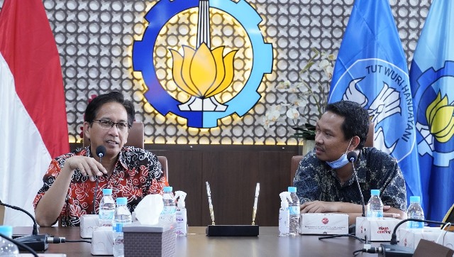 Diskusi oleh Rektor ITS Prof Dr Ir Mochamad Ashari MEng IPU AEng (kiri) dengan Direktur PT Solusi Bisnis Adiguna Eko Satrio sebelum dilakukan penandatanganan MoU di Rektorat ITS.