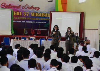 Sahabat Satpol PP Goes to School menyasar kepada para pelajar SMP dan SMA. Program ini sebagai upaya pemkot mencegah tawuran antar pelajar sekolah.