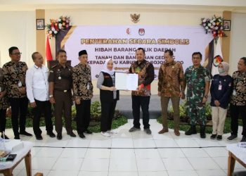 Bupati Bojonegoro Anna Mu’awanah menyerahkan secara simbolis hibah barang milik daerah berupa tanah dan bangunan gedung kepada KPU Kabupaten Bojonegoro.