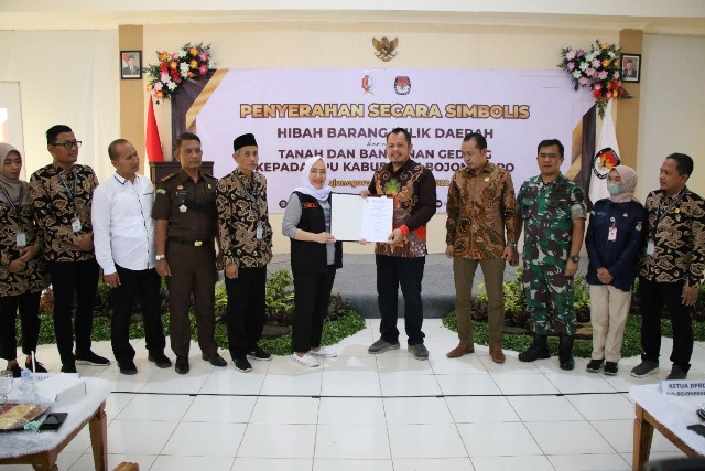 Bupati Bojonegoro Anna Mu’awanah menyerahkan secara simbolis hibah barang milik daerah berupa tanah dan bangunan gedung kepada KPU Kabupaten Bojonegoro.