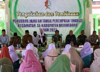 Bupati Bojonegoro Anna Mu'awannah pada pengukuhan pengurus jamaah tahlil perempuan tingkat kecamatan ke Kabupaten Bojonegoro.