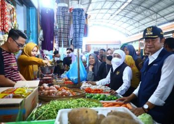 Gubernur Jawa Timur Khofifah Indar Parawansa sidak harga kebutuhan bahan pokok di Pasar Babat Lamongan.